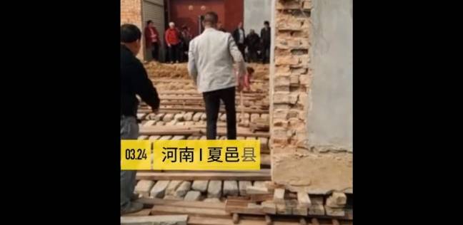 صيني يزيح منزلا من 3 طوابق مسافة 6 أمتار حتى يتجنب المخالفة