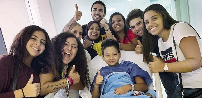 «محمود» مع عدد من أصدقائه داخل المستشفى