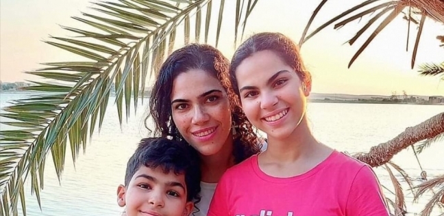 باسل وشقيقته ووالدتهما