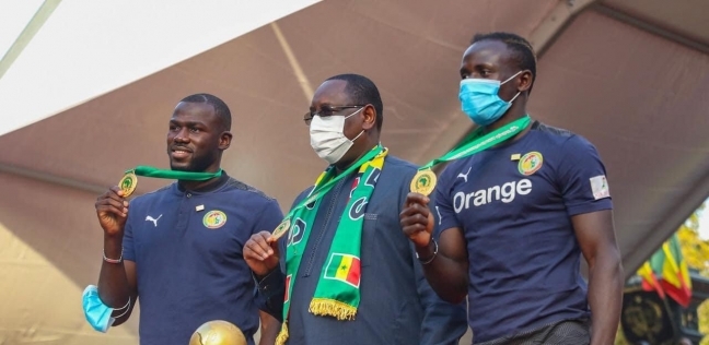 الرئيس السنغالي مع اثنين من لاعبي المنتخب
