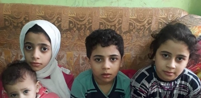 4 أطفال يخدمون والديهما المصابين بشلل وضمور - تصوير ماهر العطار