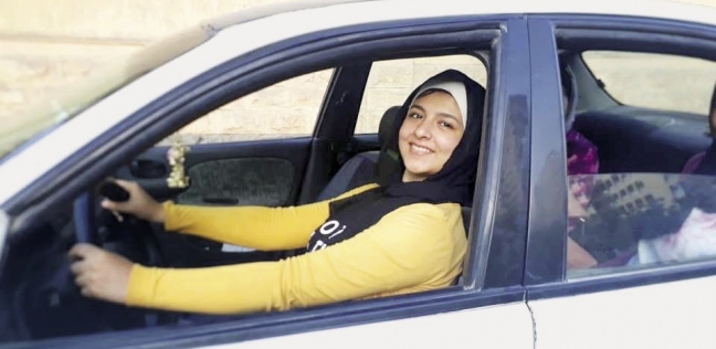 فتاة تتعلم قيادة السيارة فى أكاديمية السيدات