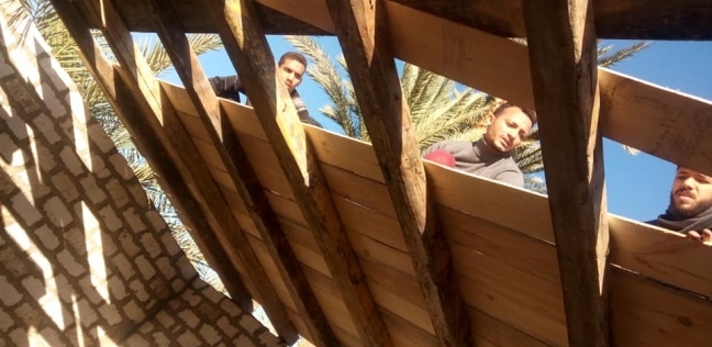 ألوان الوطن بالصور سقف خشب مبادرة شبابية لإعادة الدفء لمنازل فقراء الصعيد