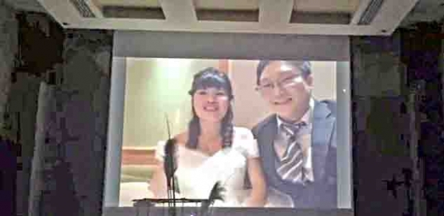 العروسان استخدما تقنية البث الحي (Live Stream) ليحضرا حفل زفافهما
