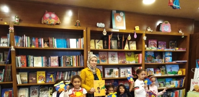 «جهاد» مع الأطفال داخل مكتبة «البلسم»