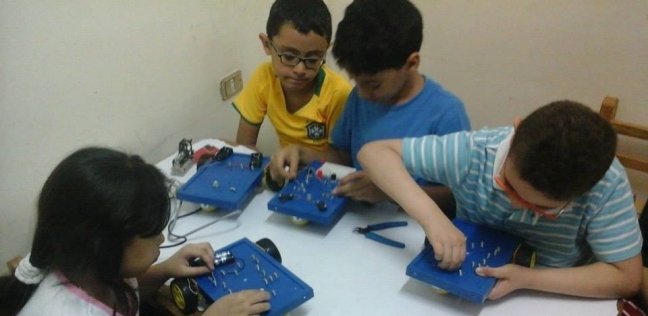 الأطفال في أثناء تصنيعهم للدوائر الكهربائية
