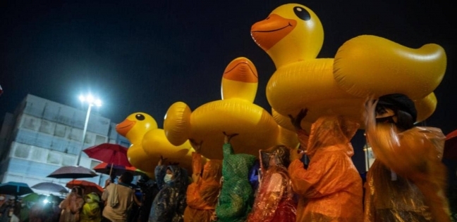 البطة الصفراء تصبح رمزا للاحتجاجات فى تايلاند