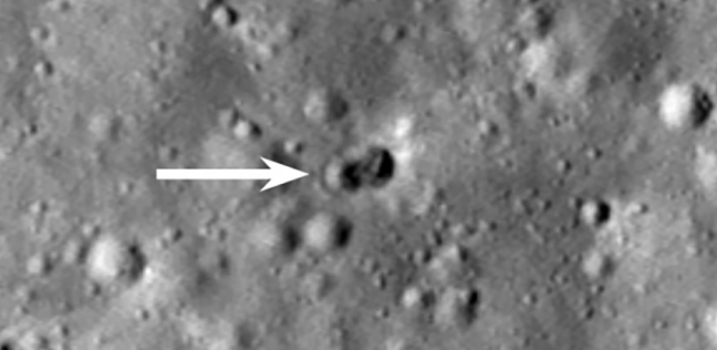 حفرة مزدوجة على سطح القمر