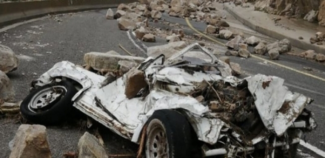 صخور عملاقة تحطم سيارة في السعودية