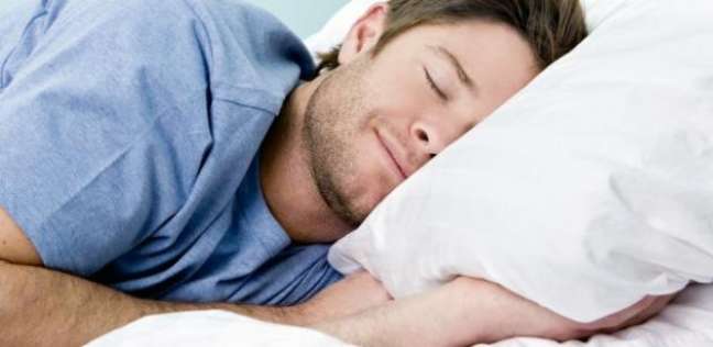اللوز واللبن .. 5 أطعمة تساعد على النوم والتخلص من الأرق
