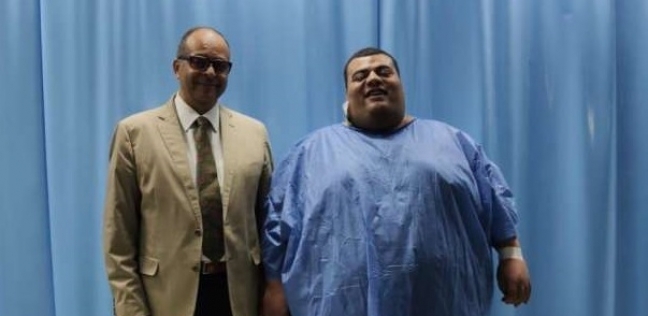 الدكتور خالد جودت مع مريض السمنة المفرطة الراحل محمود سمير