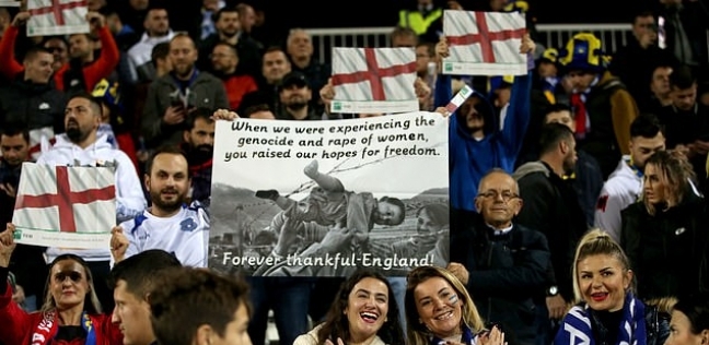 مشجعو منتخب كوسوفو يحتفون بمنتخب إنجلترا