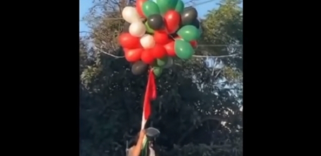 جنود الإحتلال يعجزوا عن نزع علم فلسطين بسبب البالونات