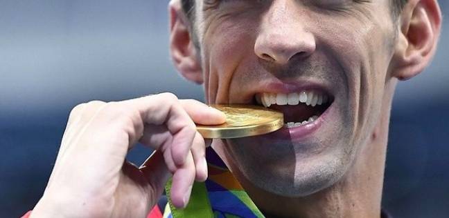 بطل السباحة مايكل فيلبس"يعض" على الميدالية الذهبية