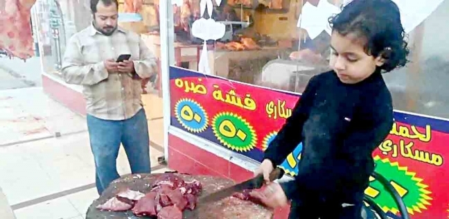 "عبدالله" يحمل سكيناً لتقطيع اللحوم فى المحل