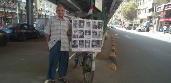 «حنفى» بجانب عجلته التى تحمل صور زعماء مصر