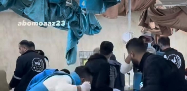 صحفيون فلسطينيون ينظفون مستشفى شهداء الأقصى