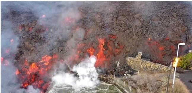 مشاهد من تدفق الحمم البركانية لـ«لا بالما» في إسبانيا