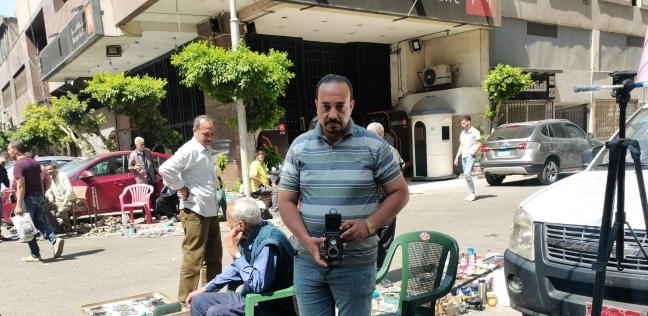 حسن عبيد يبيع الكاميرات القديمة في سوق «ديانا»