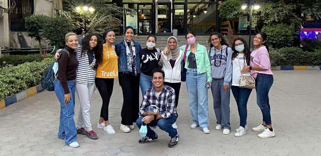 مجموعة من طلاب الفرقة الرابعة إعلام القاهرة المشاركين في المشروع