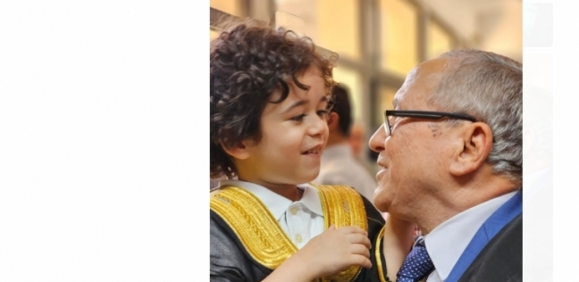 الدكتور هاني الجمل وحفيده "يس" خلال مناقشته للدكتوراه بعمر الـ71 عامًا