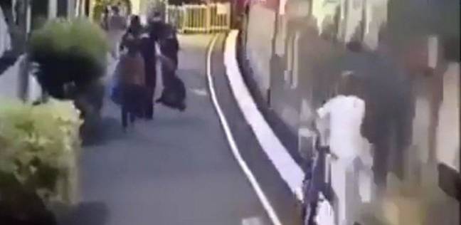امرأة تسقط تحت عجلات قطار وتنجو بأعجوبة