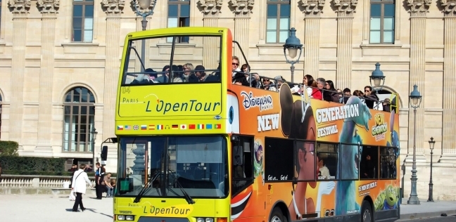 فرنسا تخطط لمنع دخول الحافلات السياحية باريس.. لا أهلا ولا سهلا بها