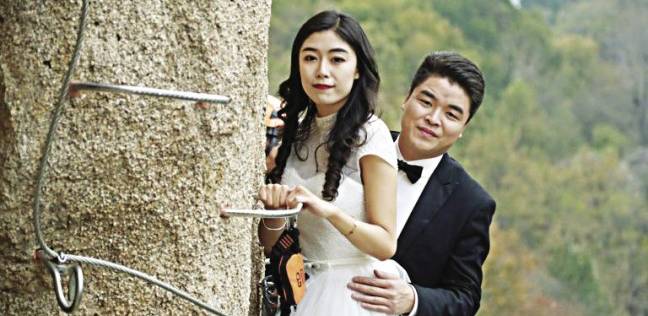 عروسان صينيان يتسلقان الجبل فى «ليلة العمر»