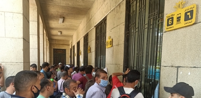 زحام شديد أمام شباك التذاكر بمحطة قطار الجيزة- تصوير أسامة همام