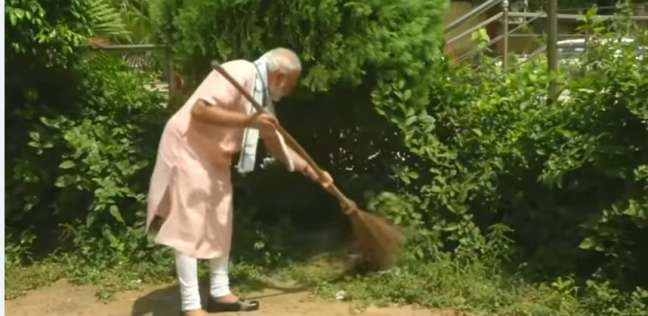 رئيس وزراء الهند يقوم بالتنظيف