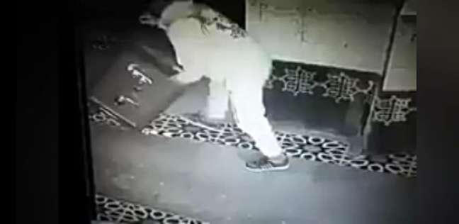 شاب يثير غضب المسلمين: يدخل المسجد بحذائه ويسرق صندوق الزكاة «فيديو»