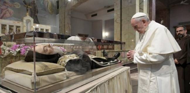 البابا يصلي أمام الجثمان