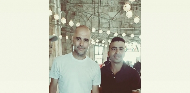 بيب جوارديولا مع الشاب محمد متولي