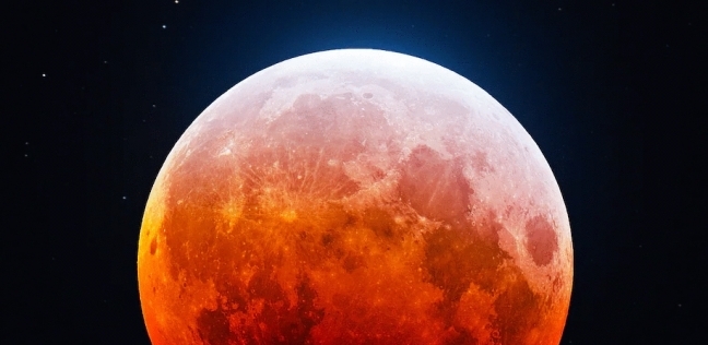 الخسوف الكلي للقمر .. أول صور لـ«قمر الدم العملاق» في 2021