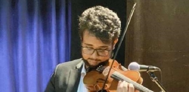 عمر يعزف على الكمانجا