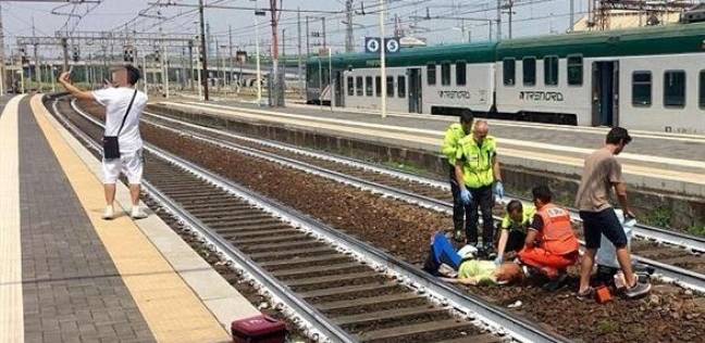 "سيلفي سخيف".. شاب يلتقط صورة أمام امرأة صدمها قطار