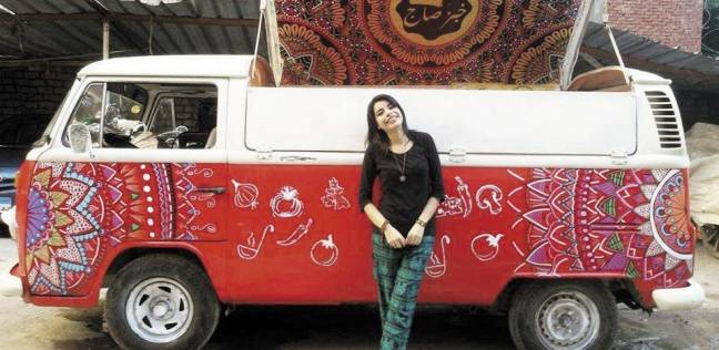 «مريم» أمام سيارة مزينة بالرسوم الهندية