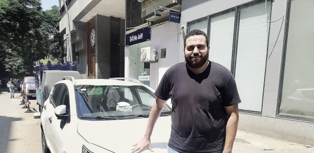 «أحمد» بجانب سيارته بعد استردادها