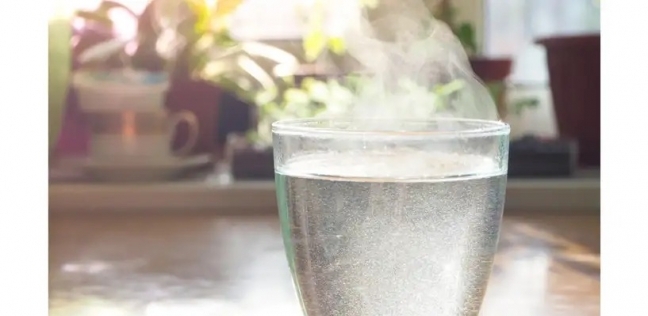ماذا يحدث لجسمك لو تناولت الماء الدافئ على الريق يوميًا؟..«10 فوائد»