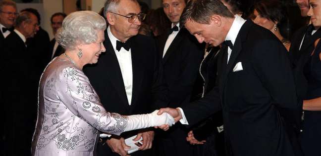 الملكة إليزابيث مع «جيمس بوند»