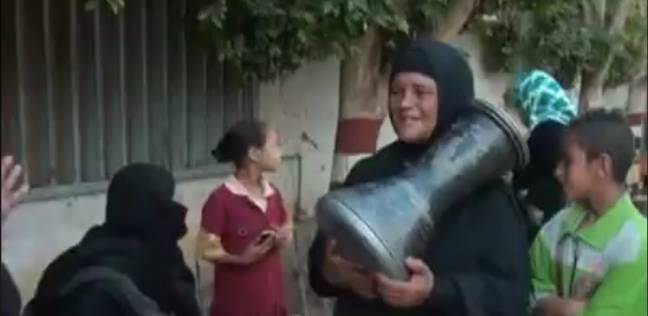 سيدة تغني أمام إحدي لجان أسوان: "ينصر شعب السيسي ودين الإسلام"