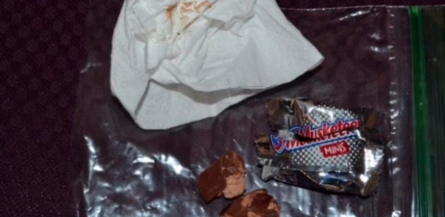 الهدية النحس.. طفلة أمريكية تصاب في فمها بسبب قطعة شوكولاتة