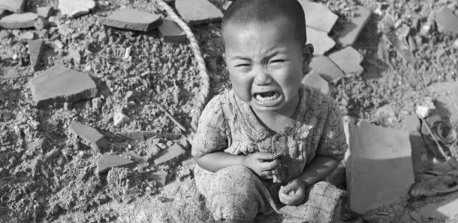 طفل يبكي من آثار التدمير الذي خلفته الحر العالمية الثانية