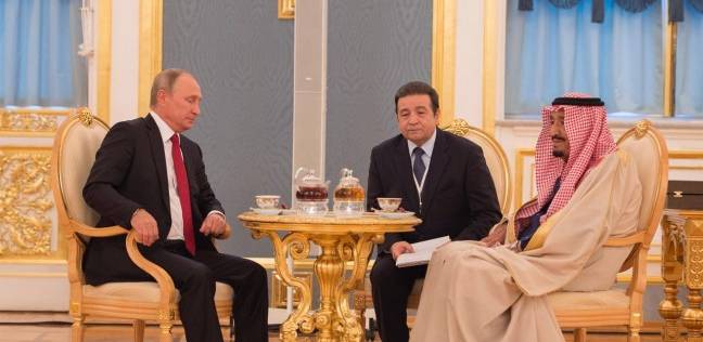 الملك سلمان يتناول الشاي الروسي