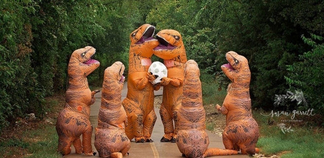 عائلة تحتفل بارتداء زي ديناصورات