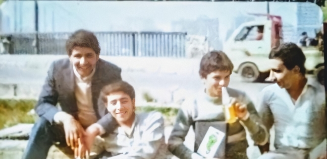 ماهر عامر ومجدي السيسي مع صديقين أثناء فترة الدراسة