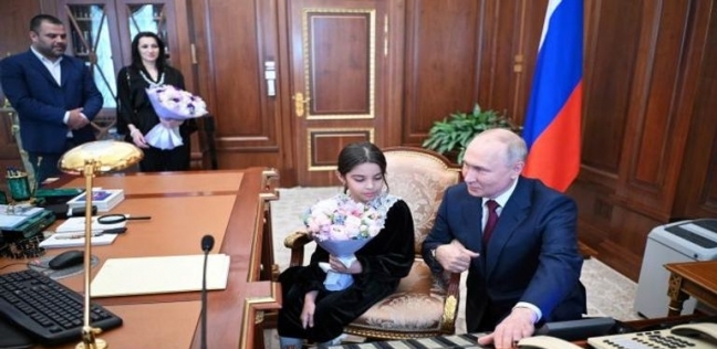 طفلة تجلس على كرسي الرئاسة