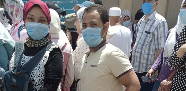 محمد وزوجته بصحبة حقيبة السفر في معرض الكتاب