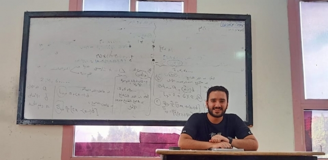 «عبدالله» يخصص قناته لشرح دروس الكلية