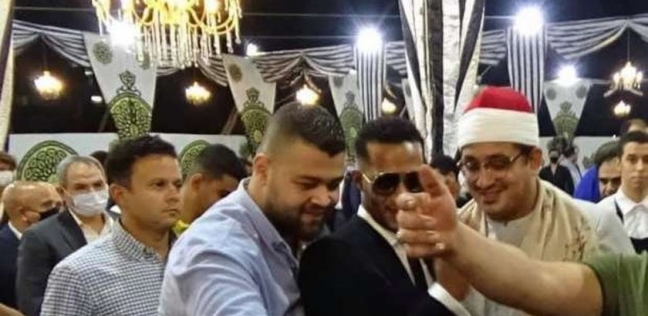 محمد رمضان داخل عزاء رجل الأعمال حسام عمر
